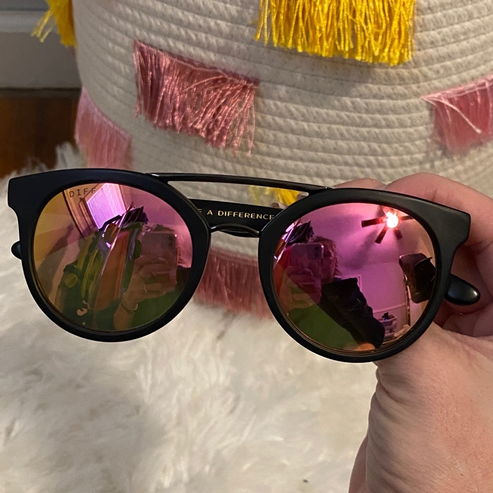 Diff Eyewear Astro Matte black with pink lens